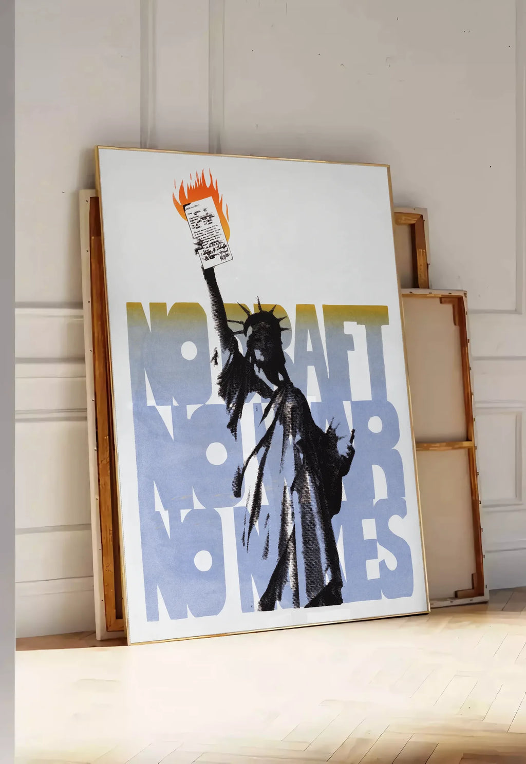 Tirage encadrable affiche Statue de la Liberte vintage, posee au sol dans une entree lumineuse, contre un mur a panneaux blancs, a cote de chassis en bois empiles