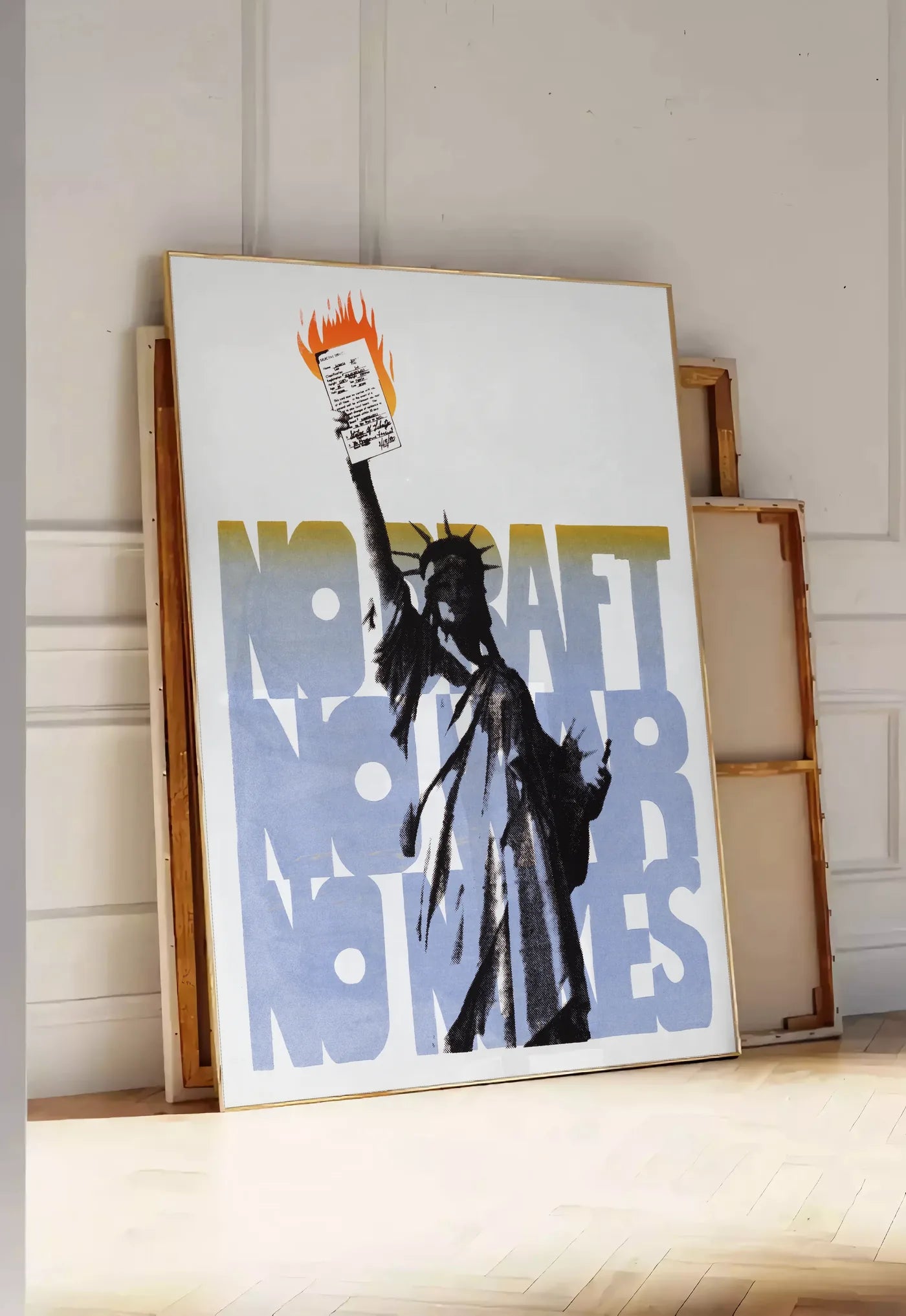Tirage encadrable affiche Statue de la Liberte vintage, posee au sol dans une entree lumineuse, contre un mur a panneaux blancs, a cote de chassis en bois empiles