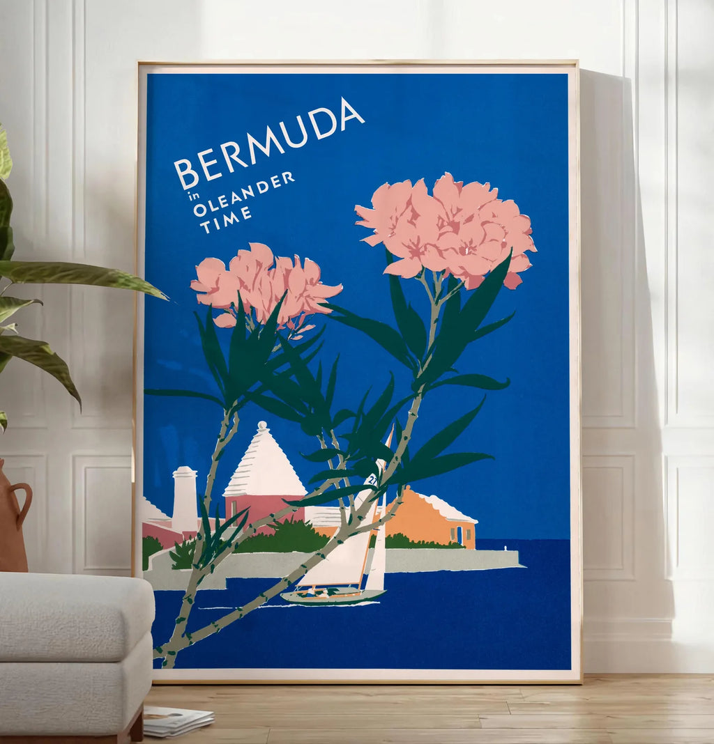 Reproduction affiche Bermudes vintage, posee au sol dans un salon minimaliste clair, a cote d'un canape beige et d'une plante verte, sur un parquet clair