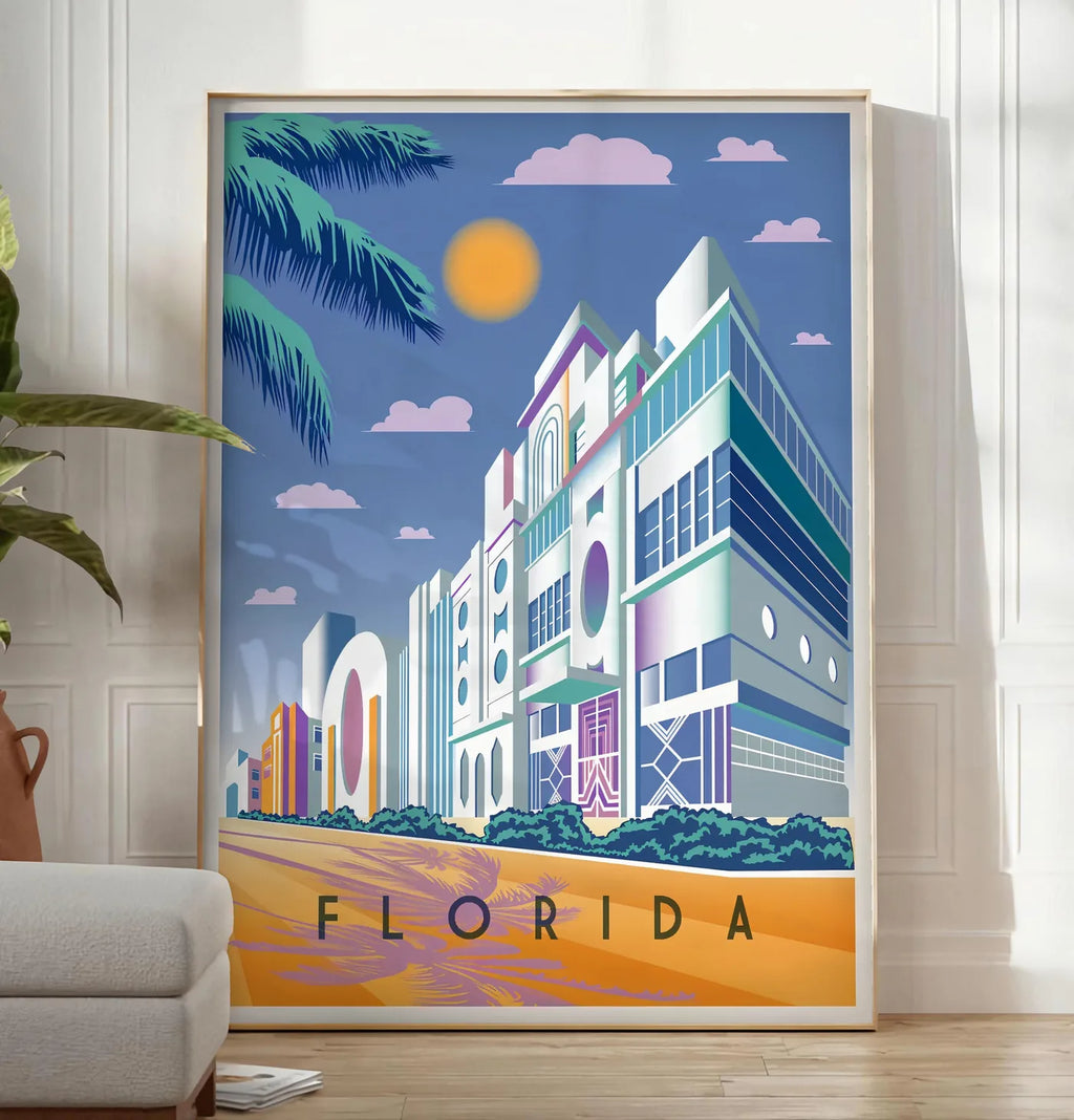 Reproduction affiche Floride Art Deco, posee au sol dans un salon minimaliste clair, a cote d'un canape beige et d'une plante verte, sur un parquet clair