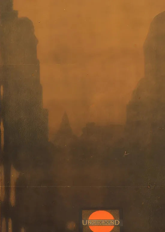 Gros plan sur les silhouettes et le logo Underground de Londres dans la brume