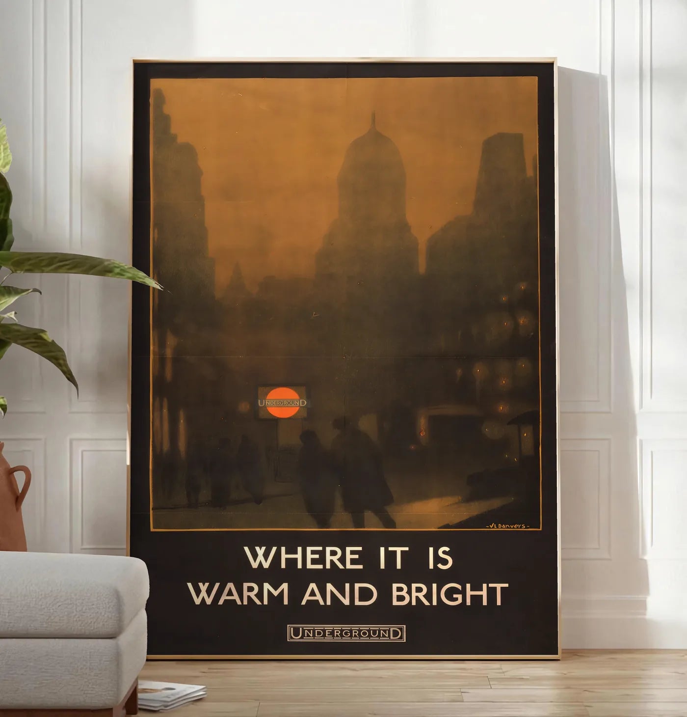 Reproduction affiche Londres vintage, posee au sol dans un salon minimaliste clair, a cote d'un canape beige et d'une plante verte, sur un parquet clair