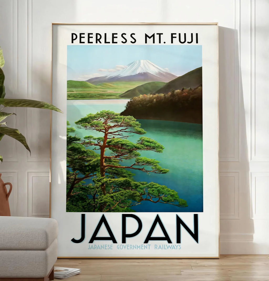 Reproduction affiche mont Fuji voyage vintage art japonais, posee au sol dans un salon minimaliste clair, a cote d'un canape beige et d'une plante verte, sur un parquet clair