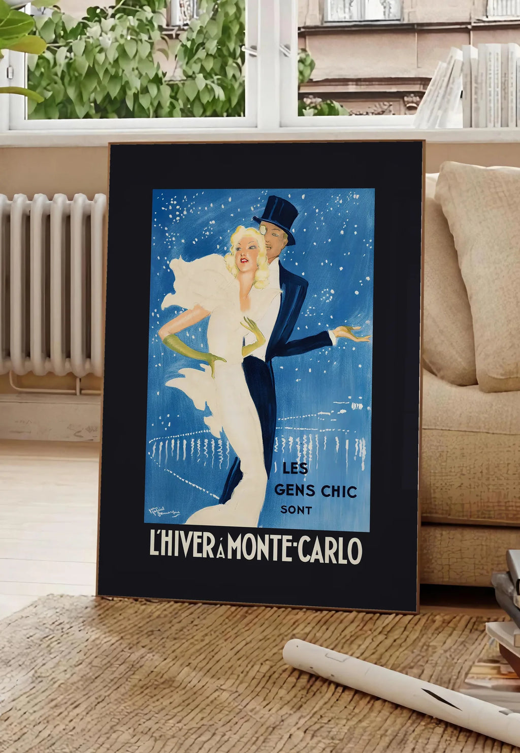 Poster couple dansant élégant sous un ciel bleu de cobalt, posee au sol dans un salon parisien, devant une grande fenetre donnant sur un immeuble haussmannien, entre un ficus et un canape creme