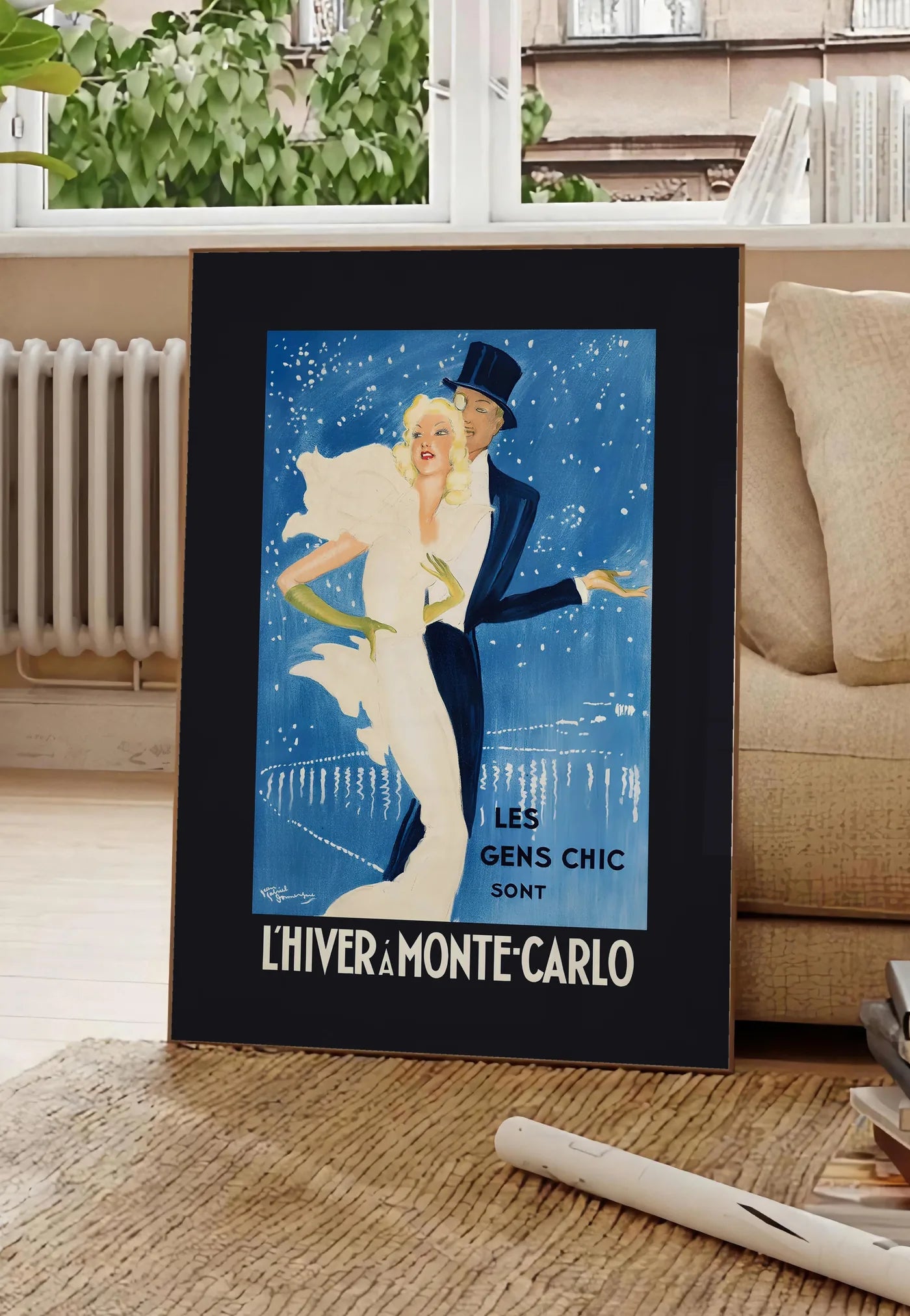 Poster couple dansant élégant sous un ciel bleu de cobalt, posee au sol dans un salon parisien, devant une grande fenetre donnant sur un immeuble haussmannien, entre un ficus et un canape creme
