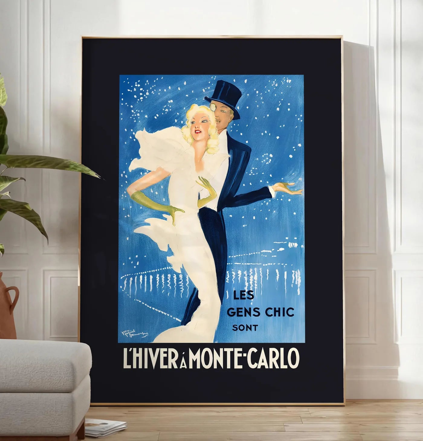 Reproduction couple dansant élégant sous un ciel bleu de cobalt, posee au sol dans un salon minimaliste clair, a cote d'un canape beige et d'une plante verte, sur un parquet clair