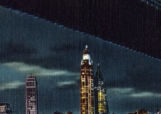 Gros plan sur les reflets de lumières sur l'eau et le grain du papier 275 g/m2, vue nocturne de la skyline de New York