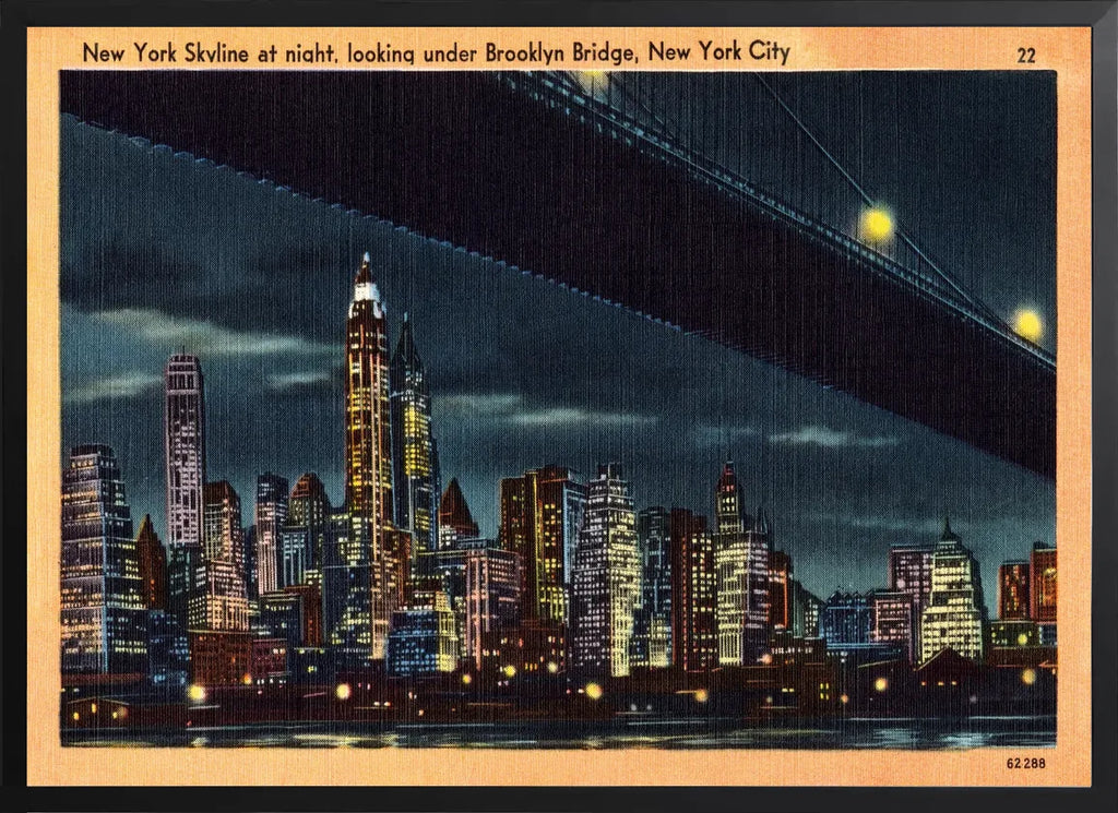 Présentée encadrée noir mat, vue nocturne de la skyline de New York sous les câbles du pont suspendu