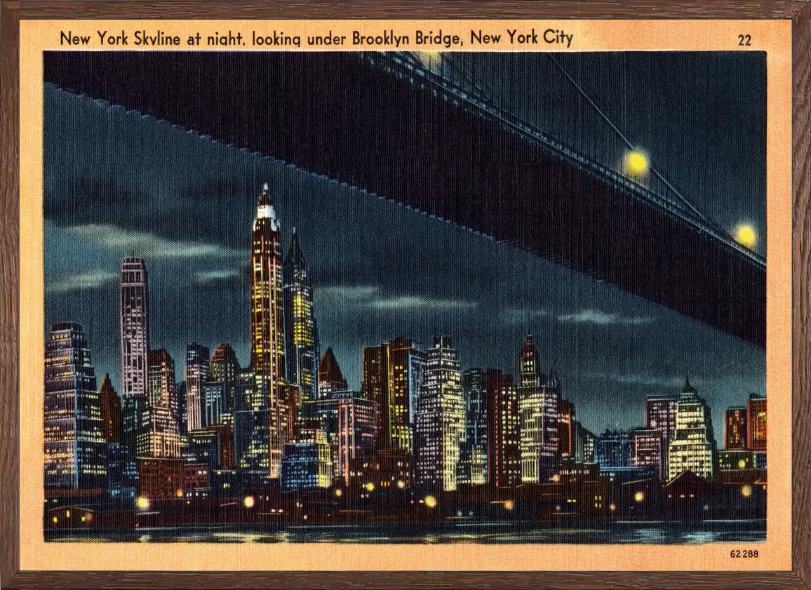 Encadrée chene clair, skyline de New York nocturne avec gratte-ciel Art Deco et reflets de lumières sur l'eau
