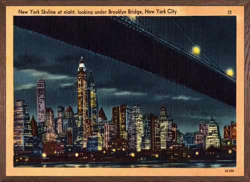 Encadrée chene clair, skyline de New York nocturne avec gratte-ciel Art Deco et reflets de lumières sur l'eau