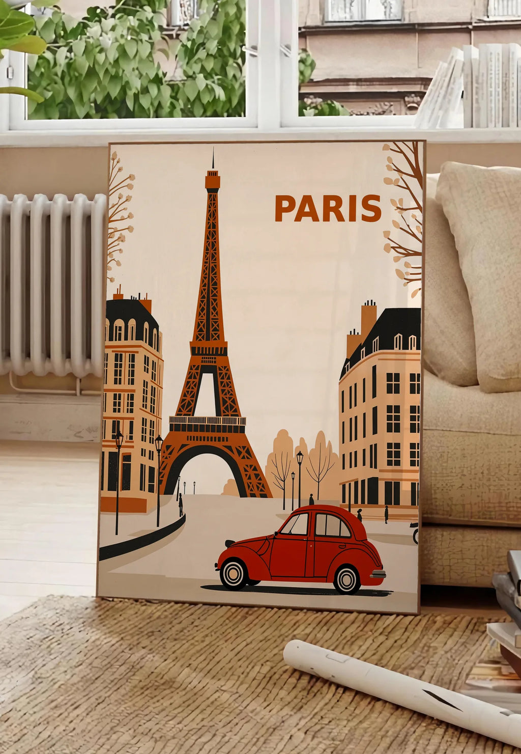 Poster affiche Paris vintage, posee au sol dans un salon parisien, devant une grande fenetre donnant sur un immeuble haussmannien, entre un ficus et un canape creme