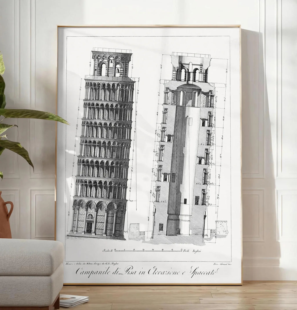 Reproduction planche gravée Campanile de Pise montrant élévation et coupe, posee au sol dans un salon minimaliste clair, a cote d'un canape beige et d'une plante verte, sur un parquet clair