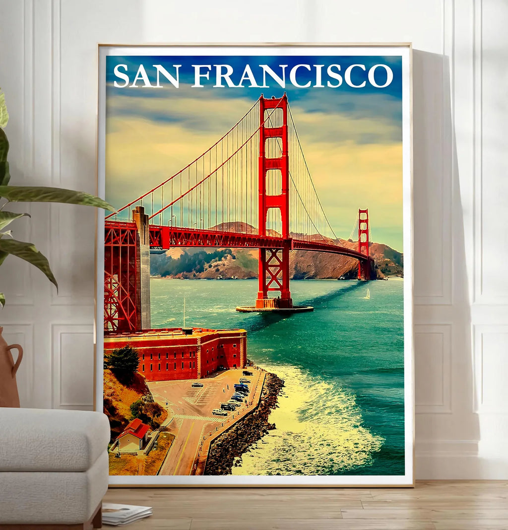 Reproduction affiche San Francisco vintage, posee au sol dans un salon minimaliste clair, a cote d'un canape beige et d'une plante verte, sur un parquet clair