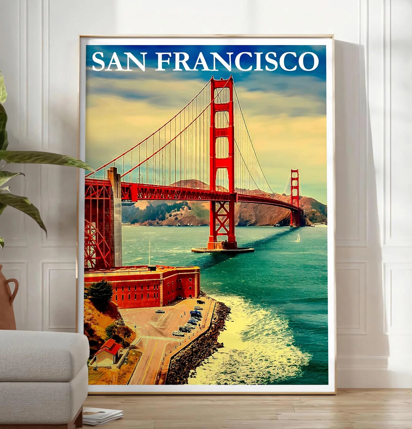 Reproduction affiche San Francisco vintage, posee au sol dans un salon minimaliste clair, a cote d'un canape beige et d'une plante verte, sur un parquet clair