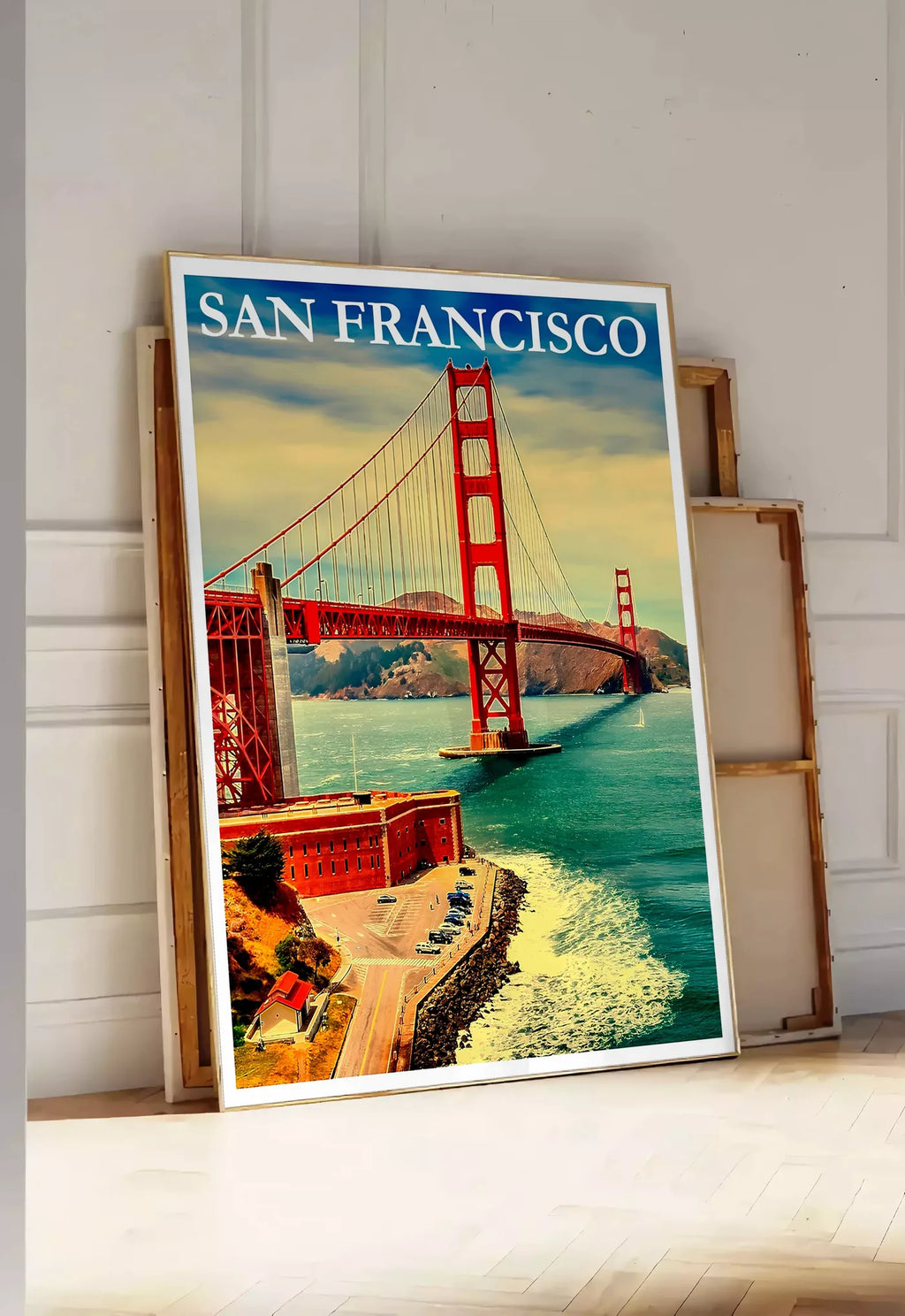 Tirage encadrable affiche San Francisco vintage, posee au sol dans une entree lumineuse, contre un mur a panneaux blancs, a cote de chassis en bois empiles