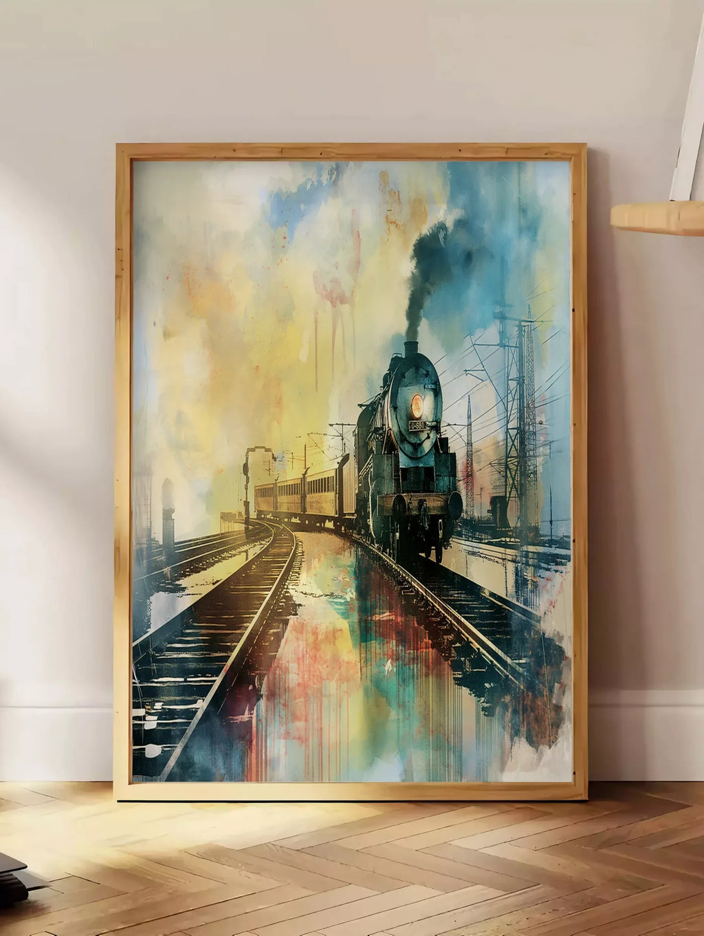 Estampe affiche train vapeur vintage, posee au sol dans un coin salon, sur un parquet a chevrons, pres d'une table d'appoint en chene chargee de livres