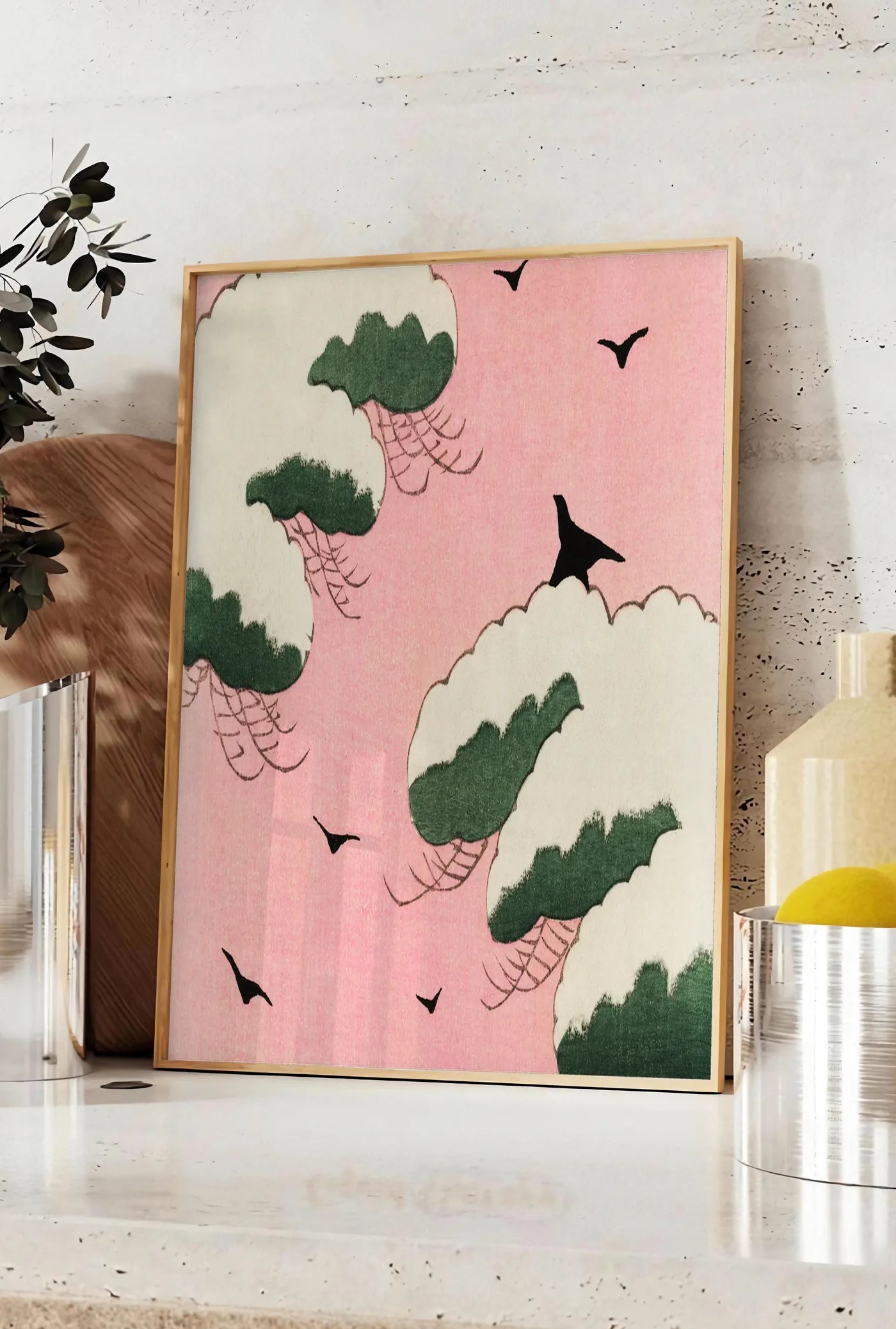 Affiche affiche oiseaux et nuages de Seitei art japonais, posee sur un plan de travail de cuisine en pierre claire, entre une branche d'eucalyptus en vase et un bocal de citrons