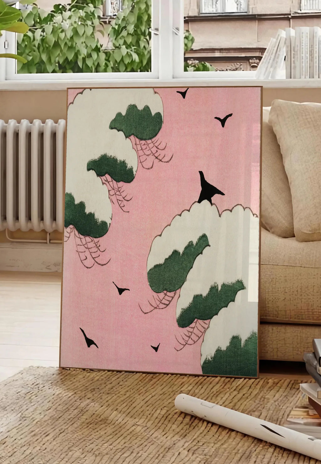 Poster affiche oiseaux et nuages de Seitei art japonais, posee au sol dans un salon parisien, devant une grande fenetre donnant sur un immeuble haussmannien, entre un ficus et un canape creme