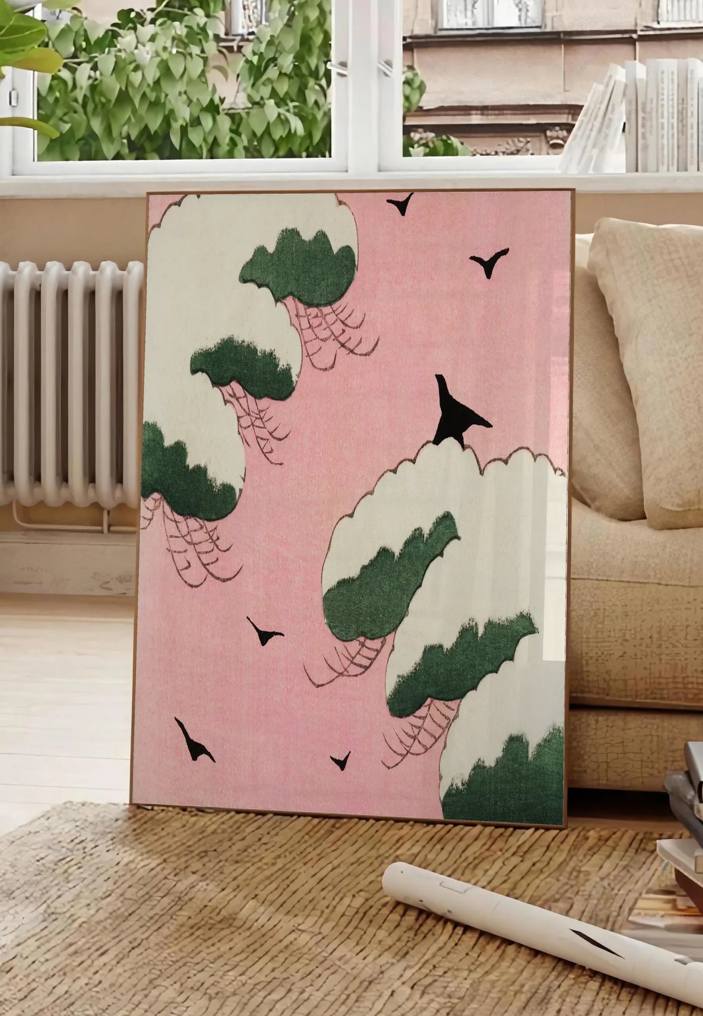 Poster affiche oiseaux et nuages de Seitei art japonais, posee au sol dans un salon parisien, devant une grande fenetre donnant sur un immeuble haussmannien, entre un ficus et un canape creme