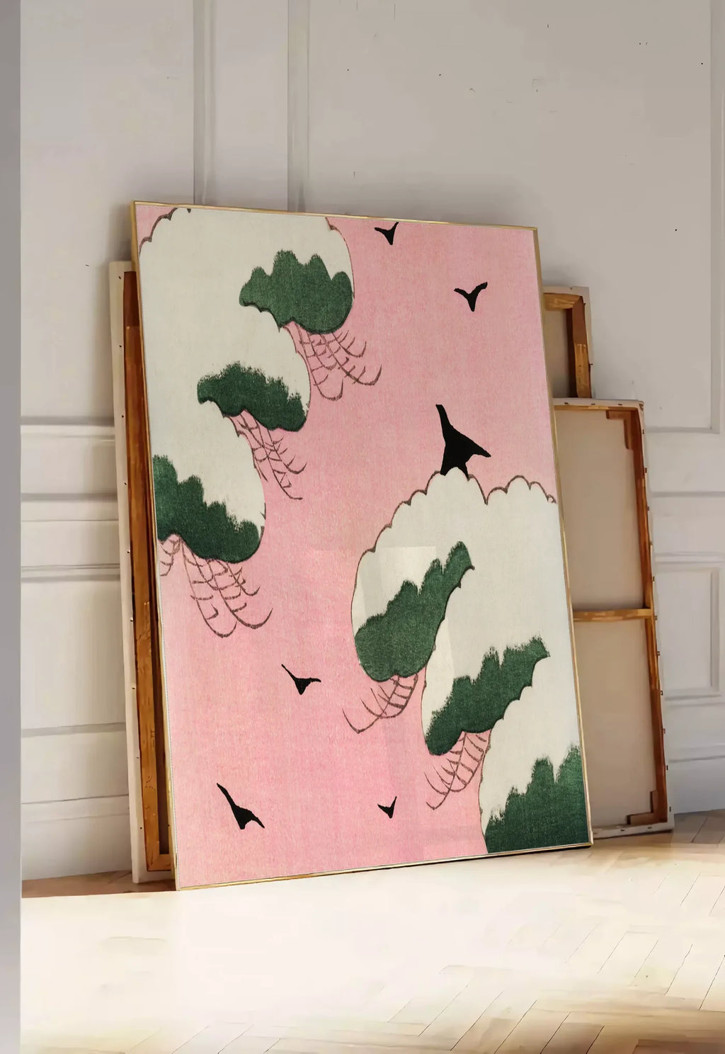 Tirage encadrable affiche oiseaux et nuages de Seitei art japonais, posee au sol dans une entree lumineuse, contre un mur a panneaux blancs, a cote de chassis en bois empiles