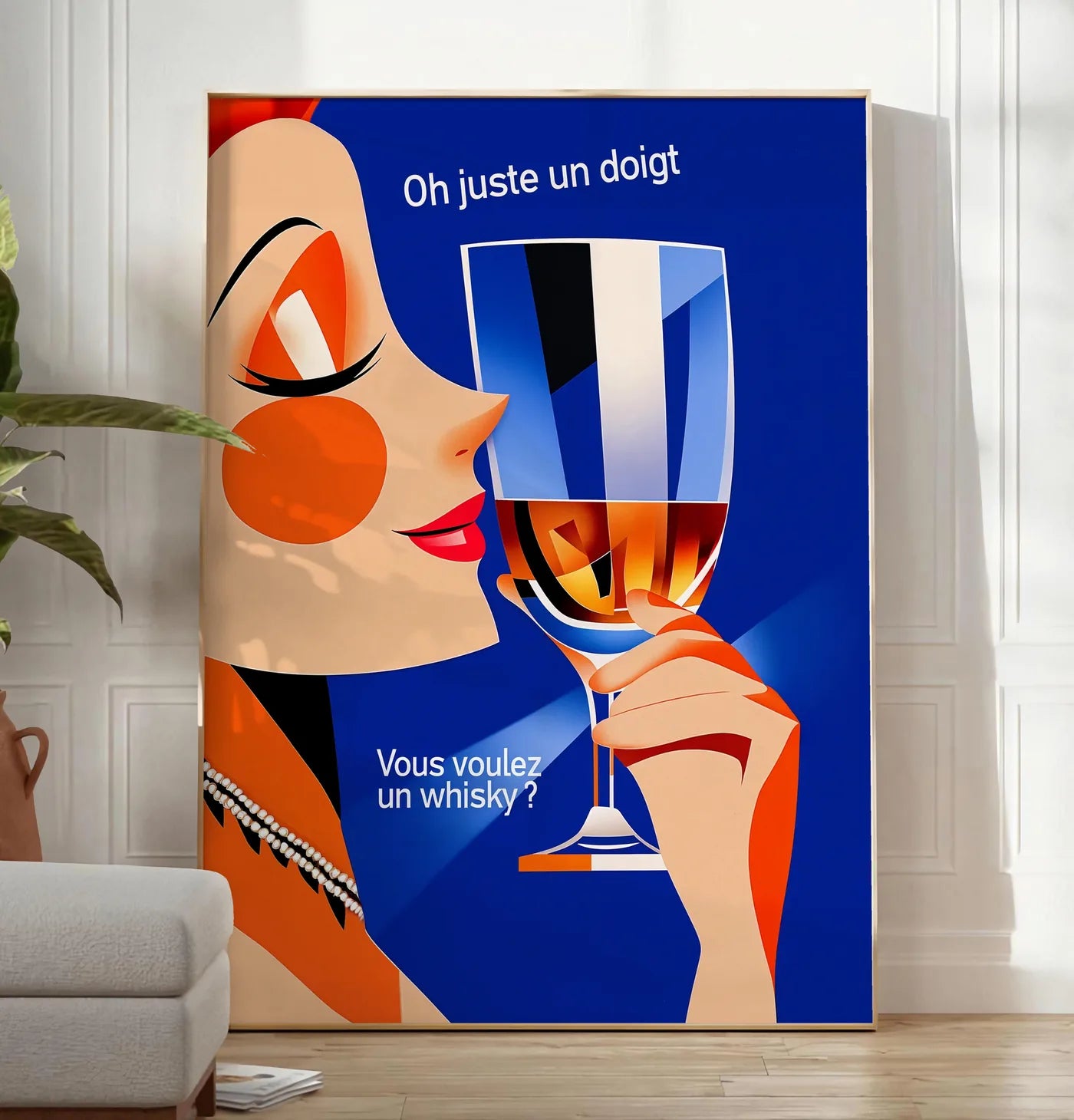 Reproduction affiche cocktail whisky art deco, posee au sol dans un salon minimaliste clair, a cote d'un canape beige et d'une plante verte, sur un parquet clair