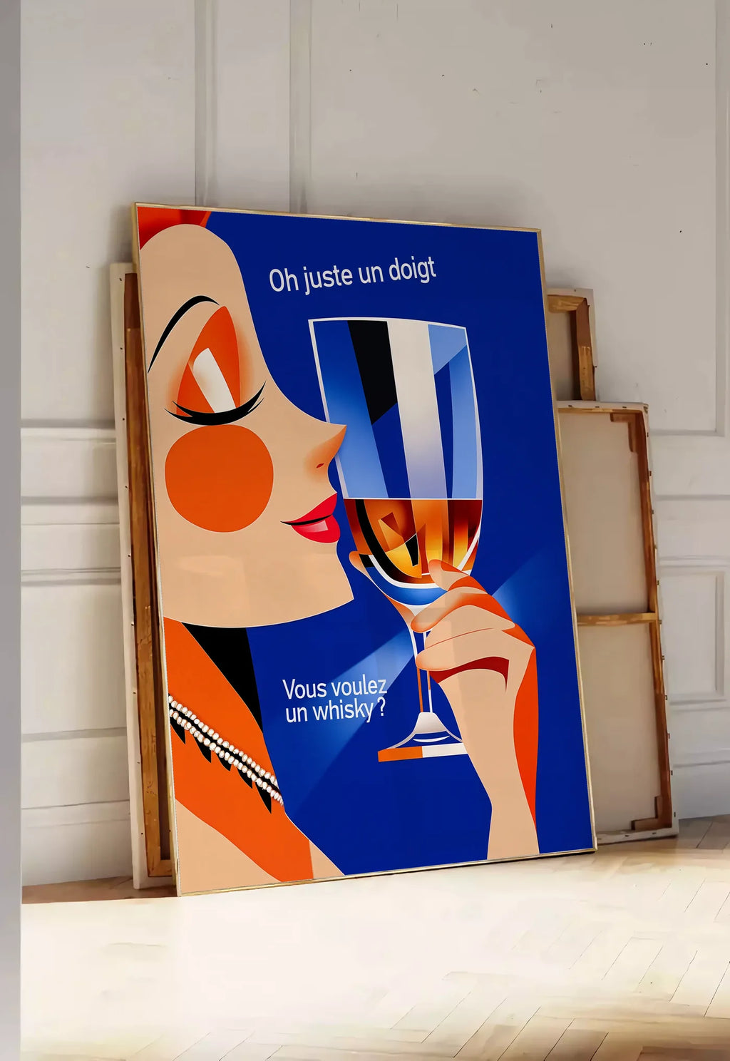 Tirage encadrable affiche cocktail whisky art deco, posee au sol dans une entree lumineuse, contre un mur a panneaux blancs, a cote de chassis en bois empiles