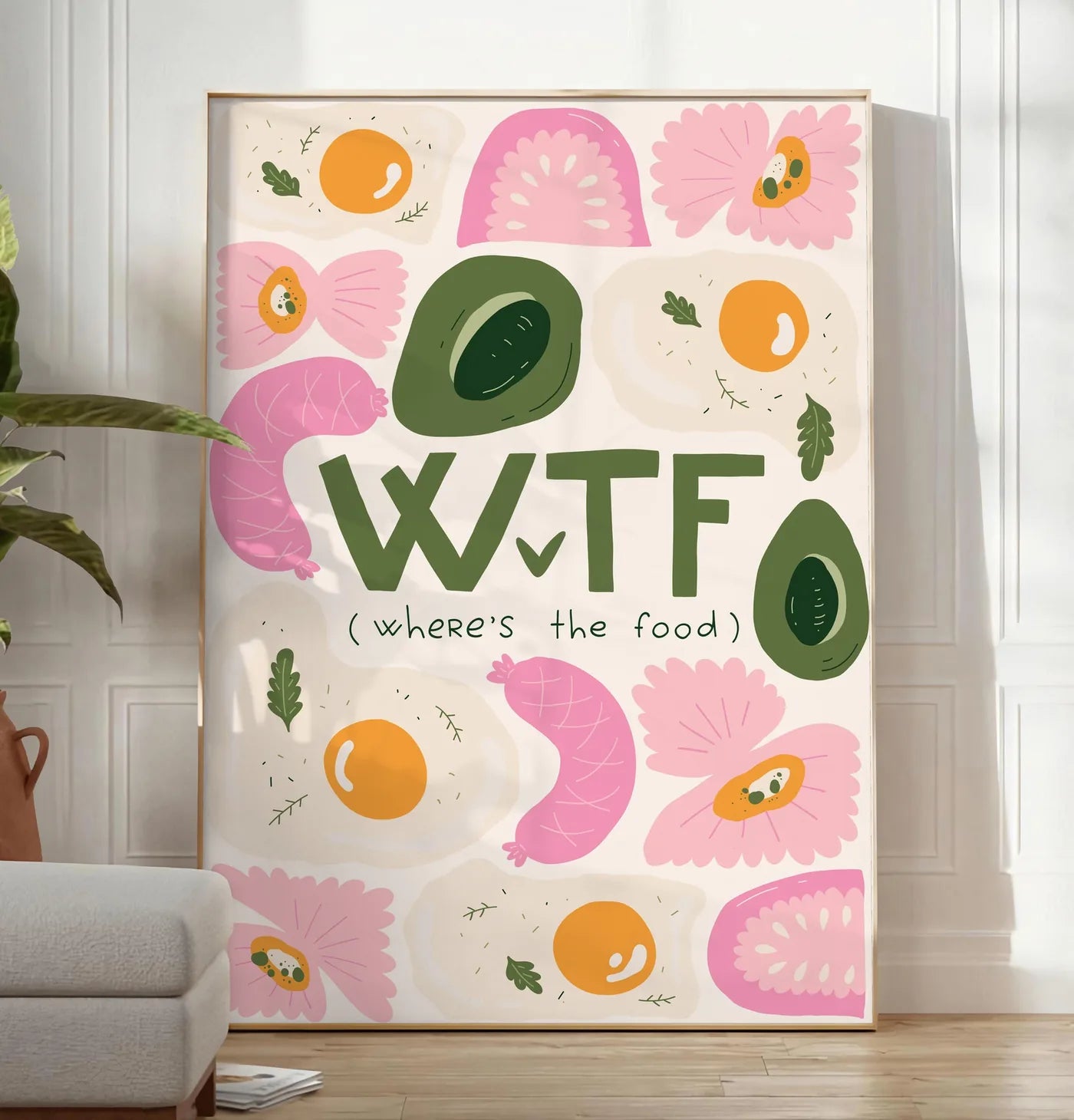 Reproduction affiche cuisine food WTF, posee au sol dans un salon minimaliste clair, a cote d'un canape beige et d'une plante verte, sur un parquet clair